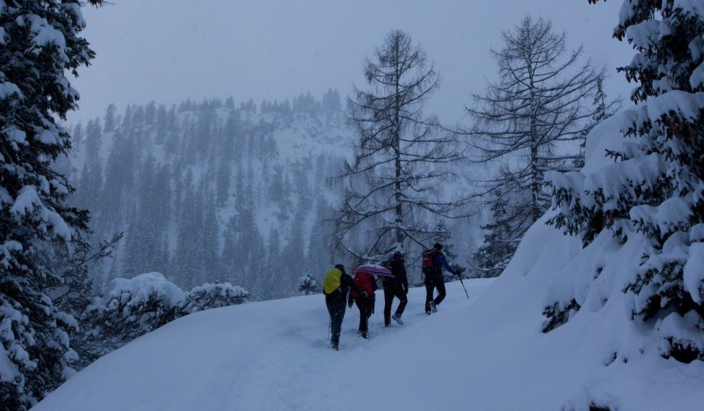 winter trekking Kashmir